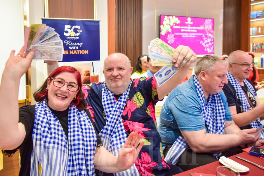 Đường hoa Nguyễn Huệ lập kỷ lục, du khách quốc tế ngỡ ngàng trước vẻ đẹp Tết Việt - 12