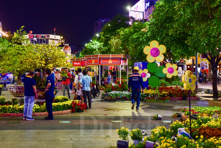 Xuyên đêm thu dọn Đường hoa xuân, tạm biệt những chú ngựa linh vật tết Bính Ngọ - 12