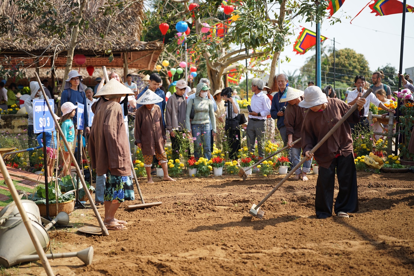 Rộn ràng Lễ hội Cầu Bông tại “Làng du lịch tốt nhất thế giới” - 7