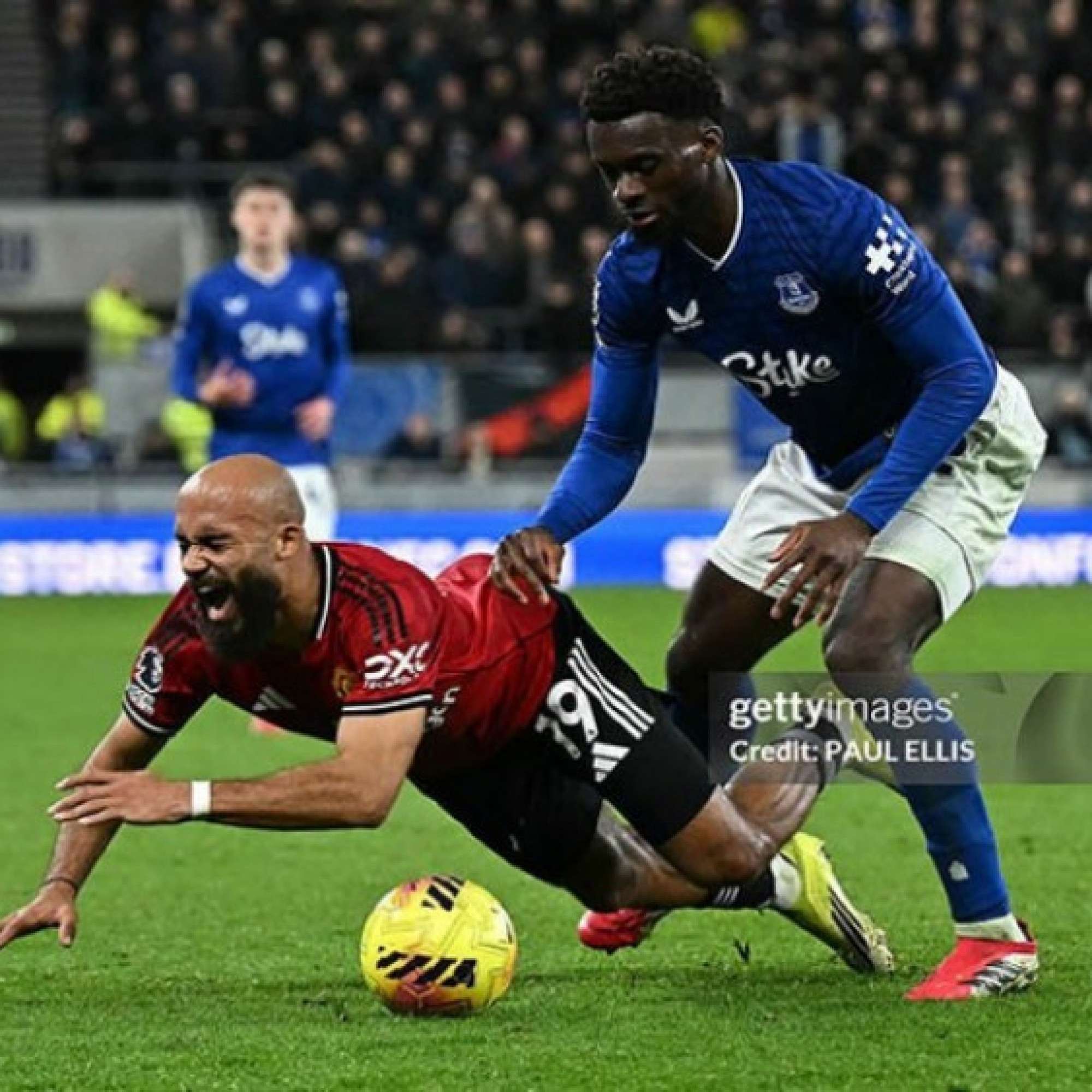  - MU trả giá đắt cho chiến thắng Everton, Martinez và Mbeumo chấn thương ra sao?