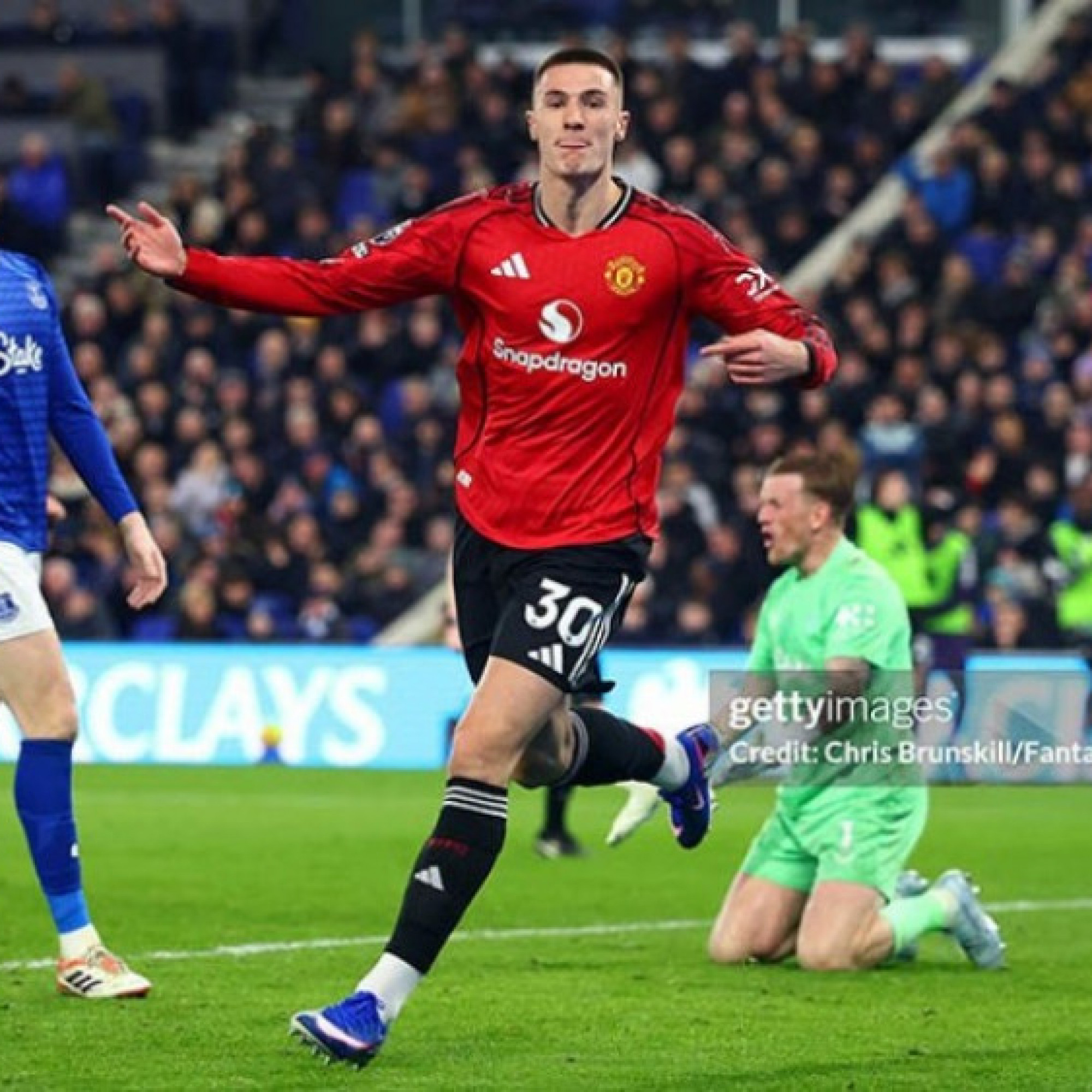  - MU vất vả thắng Everton: Sesko sắm vai người hùng, Fernandes bất ngờ tệ nhất