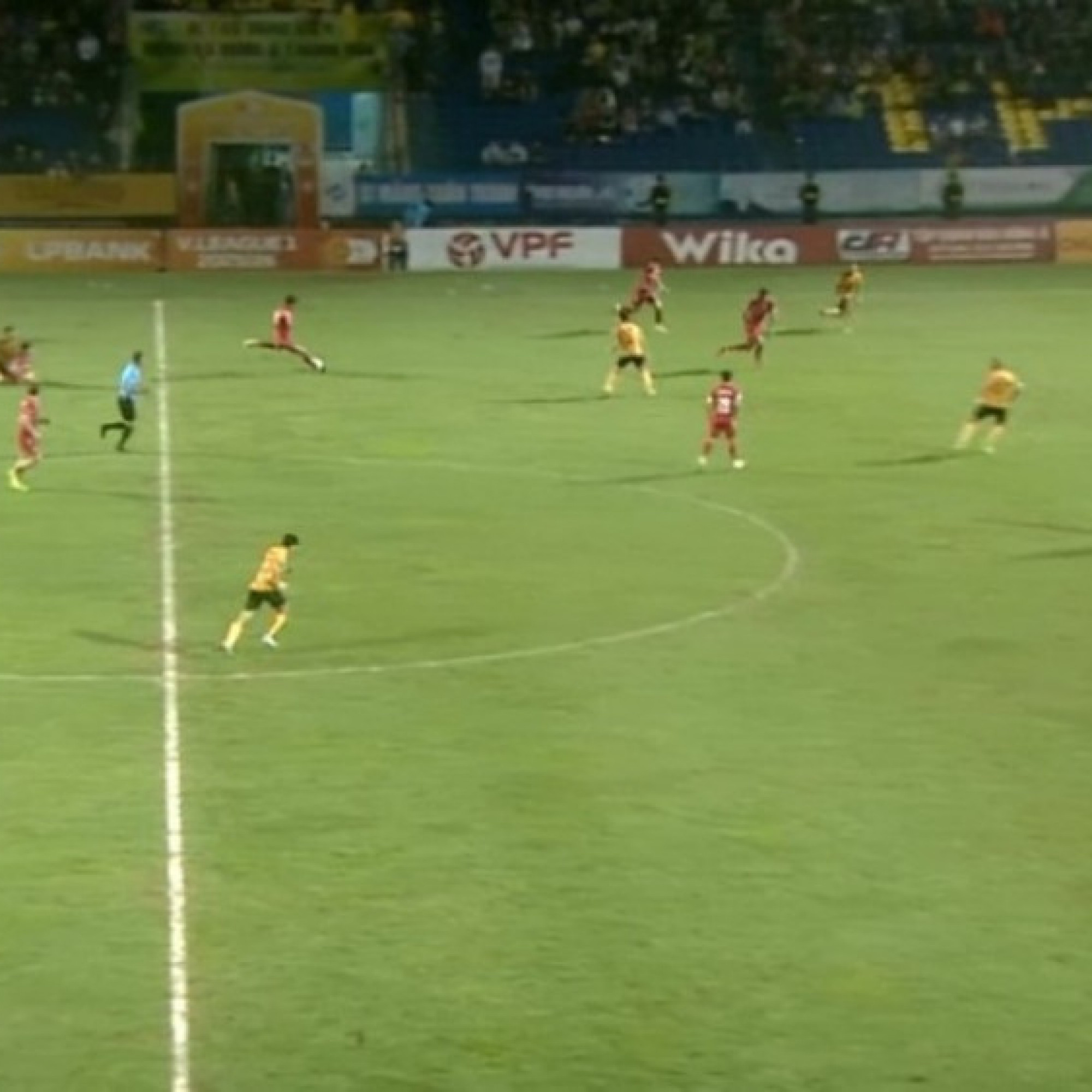  - Văn Hậu lại lập siêu phẩm để đời: Dứt điểm từ giữa sân gây ngỡ ngàng