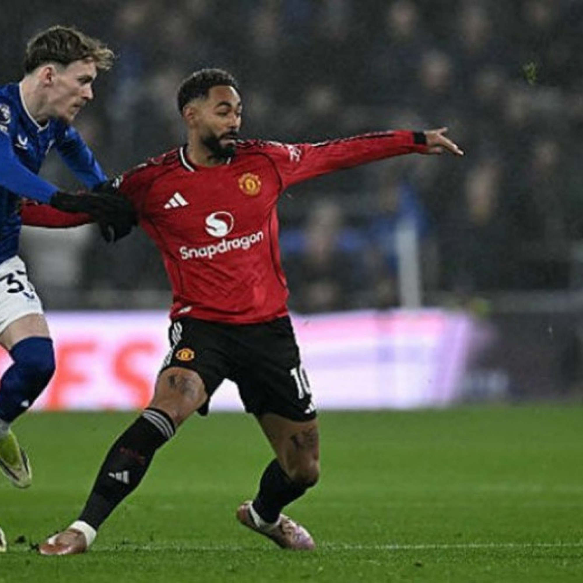 Thể thao - Nóng bảng xếp hạng Ngoại hạng Anh: MU giữ chắc vị trí thứ 4, chờ Arsenal "xử" Chelsea