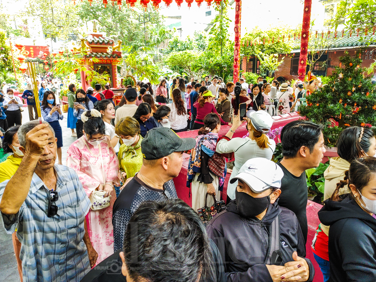 ‘Biển người’ thành kính chen chân lễ Vía Ngọc Hoàng - 4