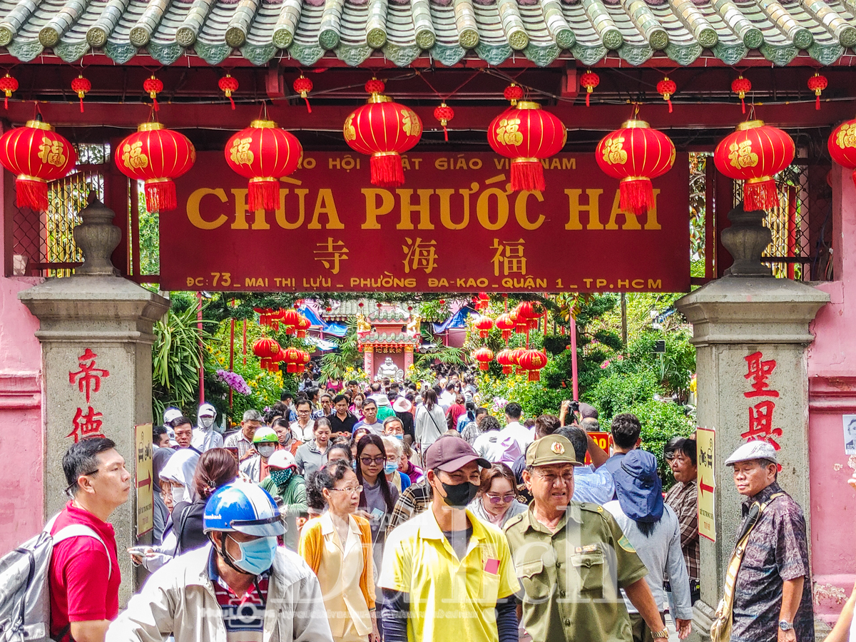 ‘Biển người’ thành kính chen chân lễ Vía Ngọc Hoàng - 3