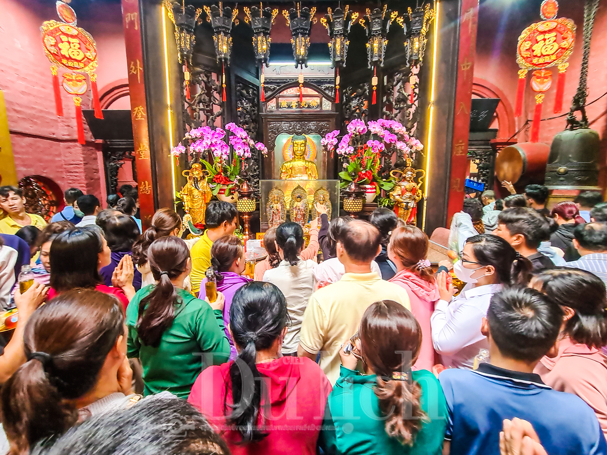 ‘Biển người’ thành kính chen chân lễ Vía Ngọc Hoàng - 6