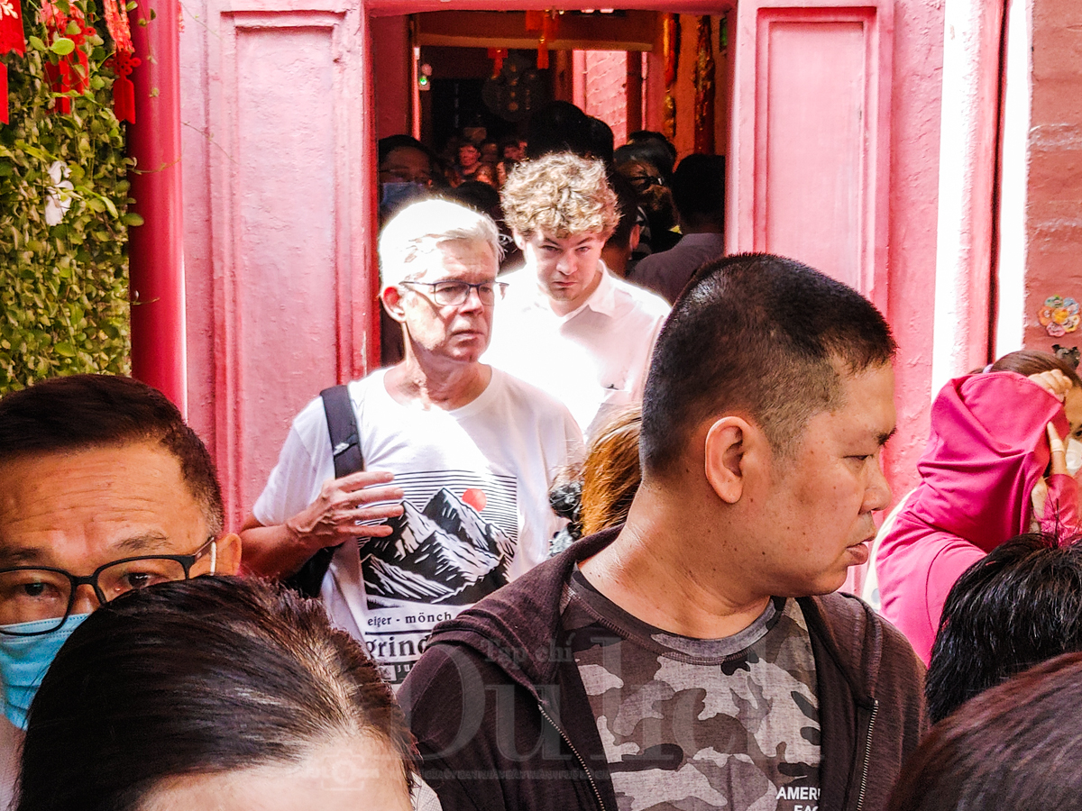 ‘Biển người’ thành kính chen chân lễ Vía Ngọc Hoàng - 11