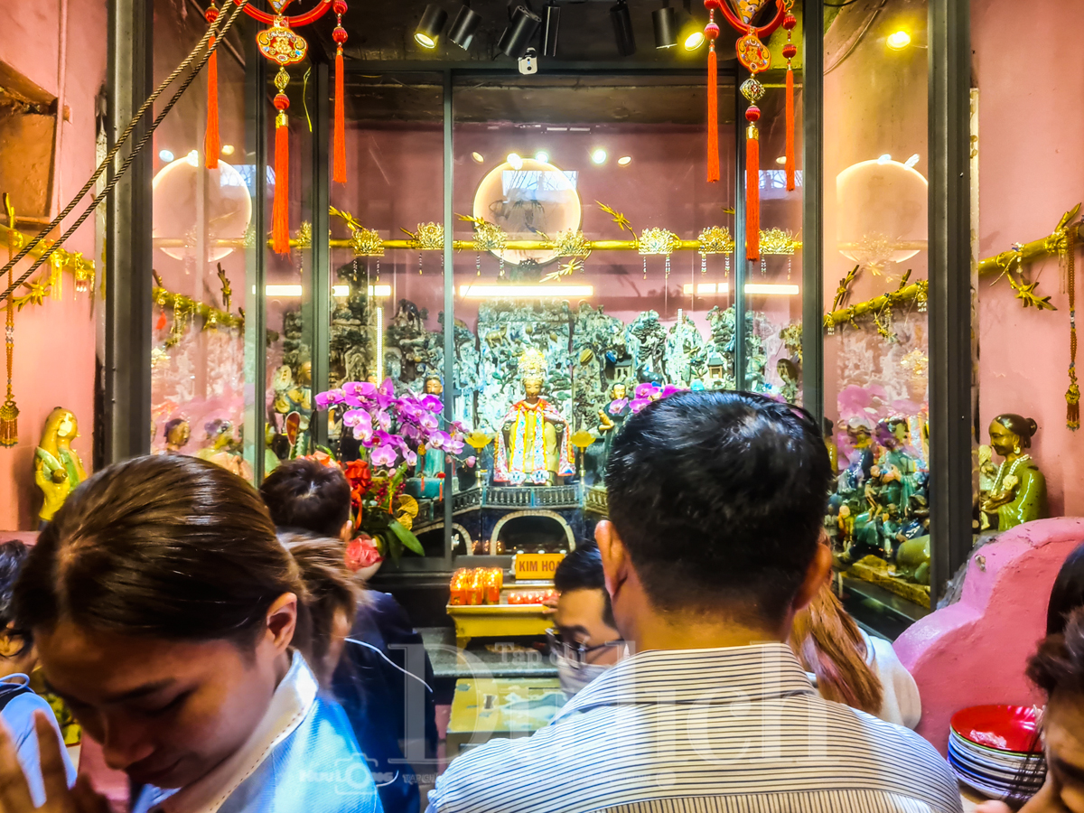 ‘Biển người’ thành kính chen chân lễ Vía Ngọc Hoàng - 9