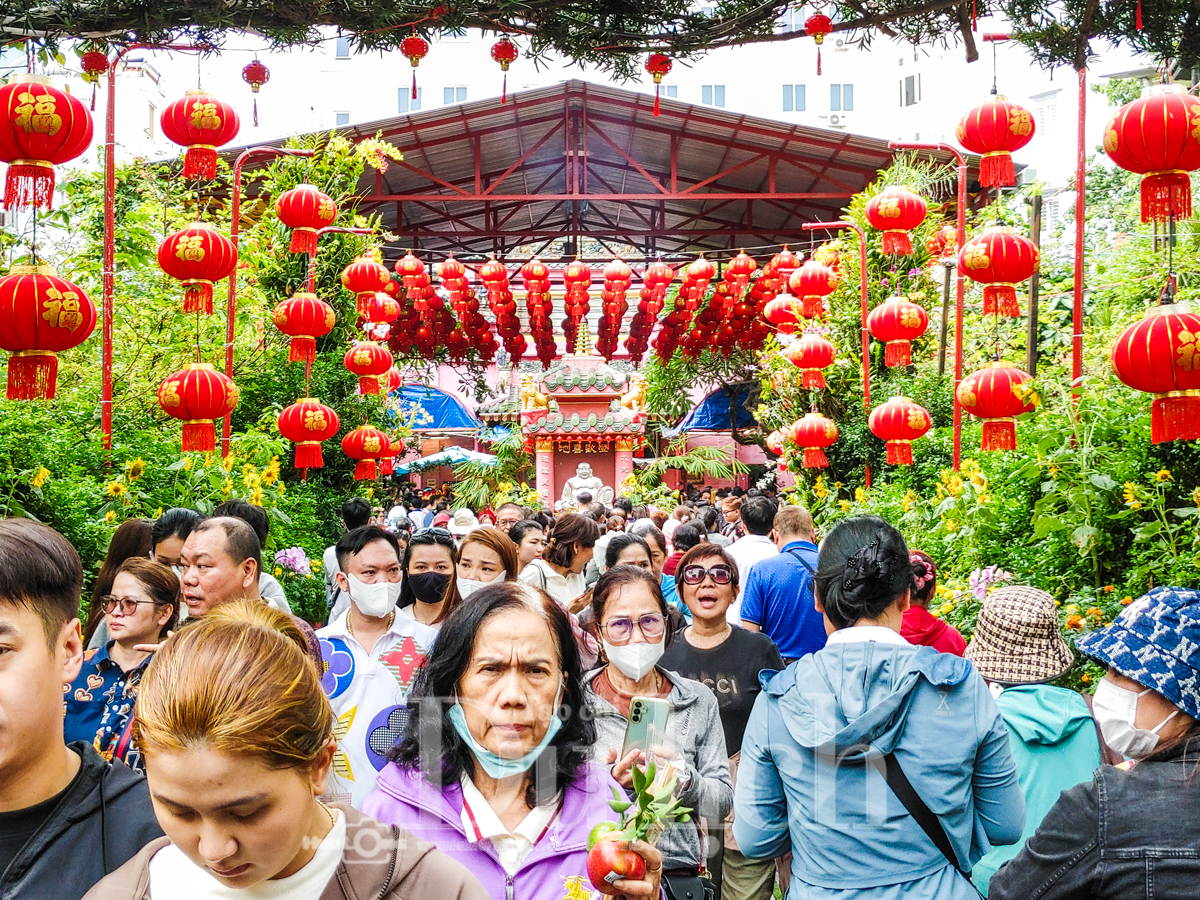 ‘Biển người’ thành kính chen chân lễ Vía Ngọc Hoàng - 2