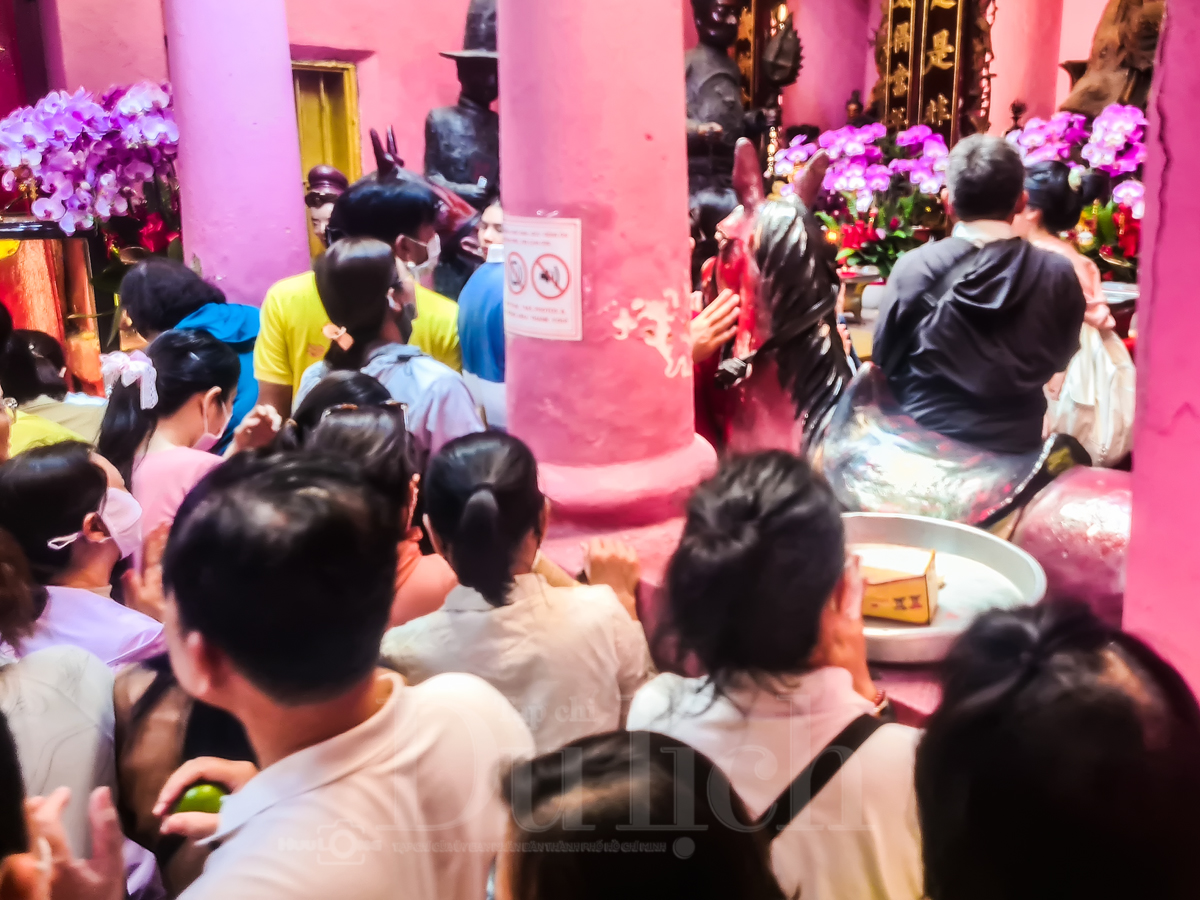 ‘Biển người’ thành kính chen chân lễ Vía Ngọc Hoàng - 12
