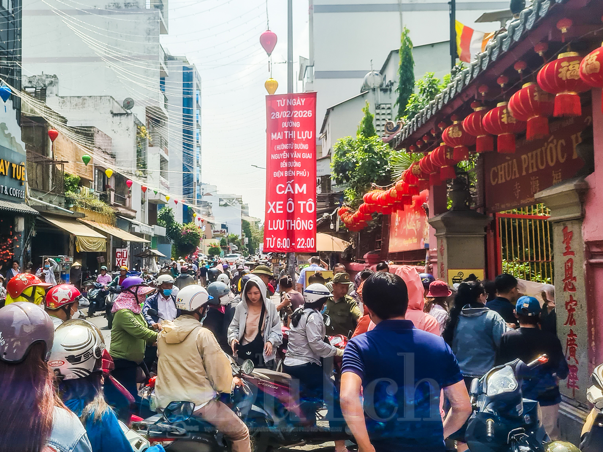 ‘Biển người’ thành kính chen chân lễ Vía Ngọc Hoàng - 1