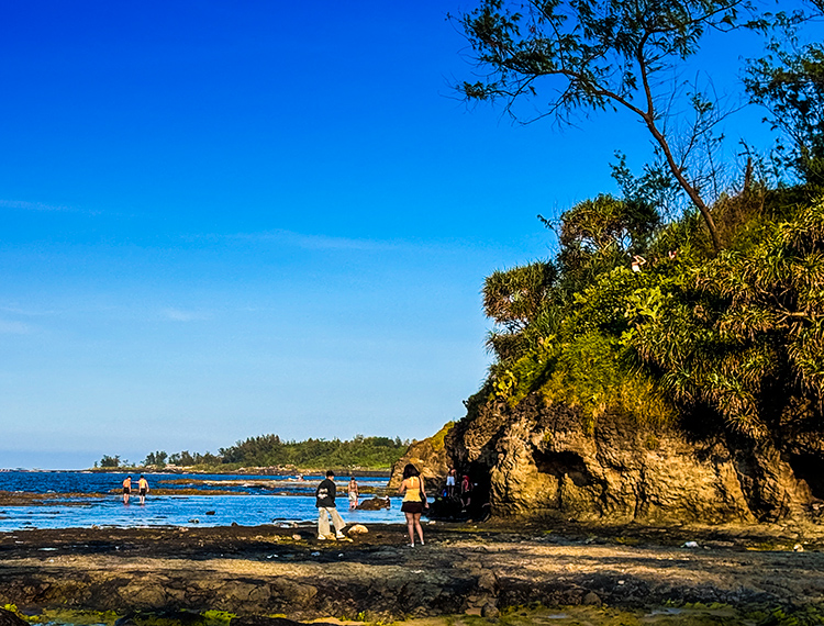 Biển chiều Lệ Thủy, du bước bên gành đá nghe hàng dương ru hát ngàn năm