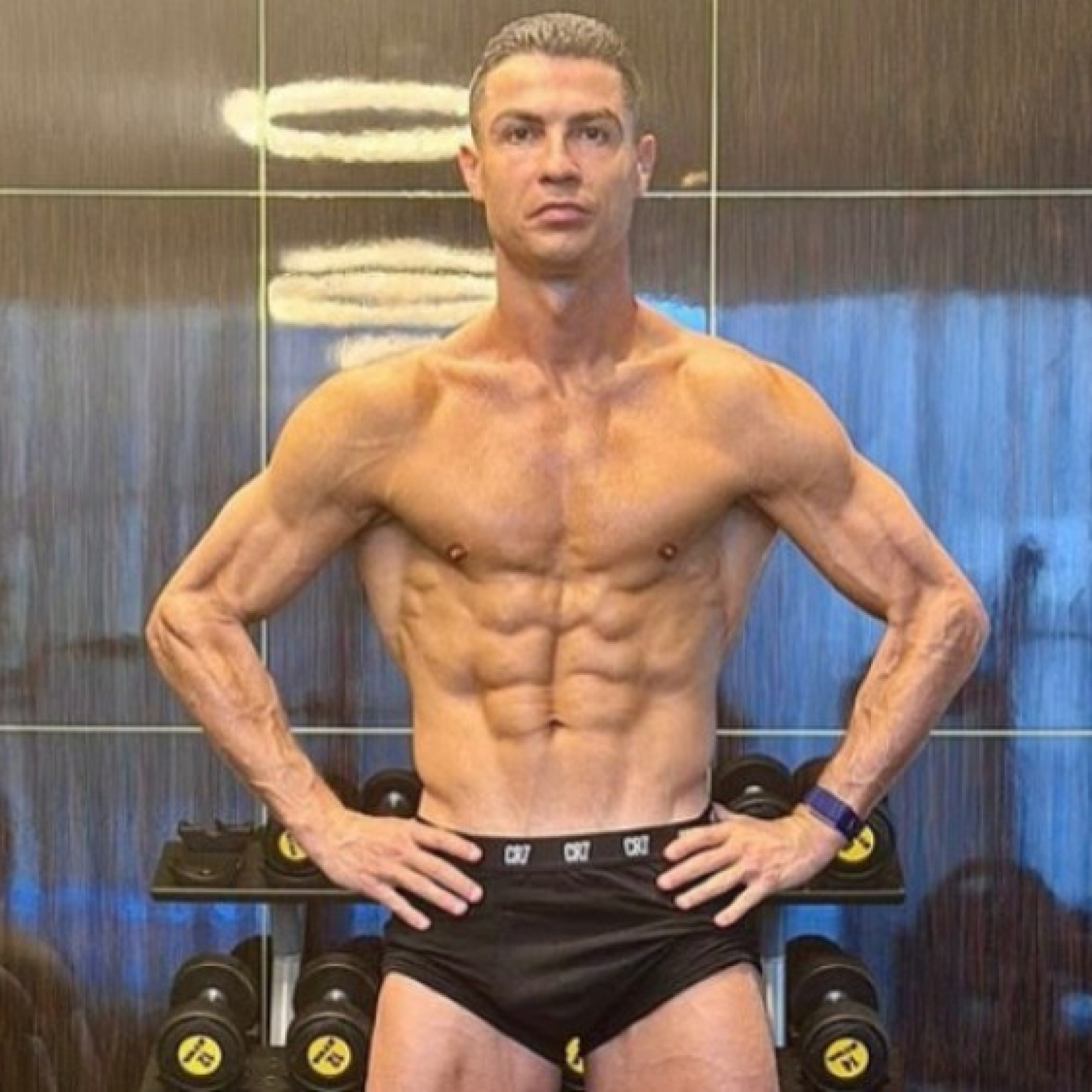  - Ronaldo khoe “siêu cơ bắp” tuổi 41, tỷ lệ mỡ ăn đứt nhiều sao Ngoại hạng Anh