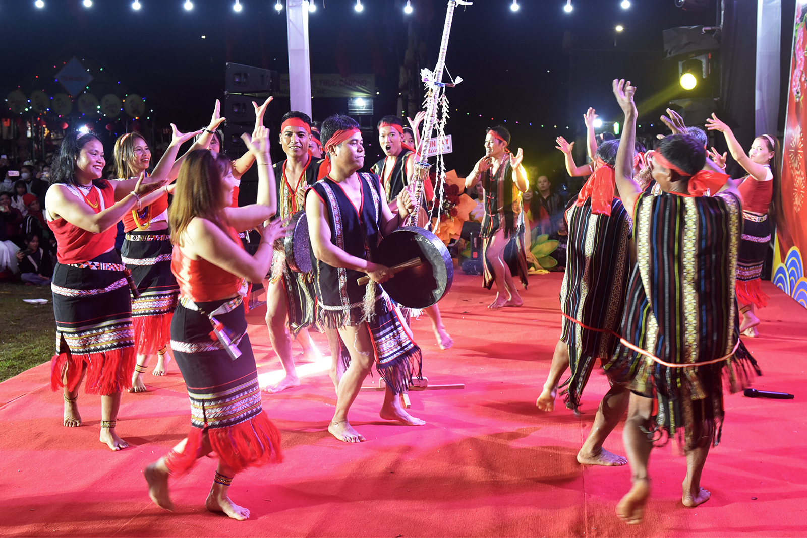 doc dao van hoa dan gian cong chieng o son tay thuong - 10