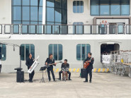 Lần đầu tiên, du khách tàu biển quốc tế đến Hạ Long được chào đón bằng âm nhạc