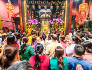 ‘Biển người’ thành kính chen chân lễ Vía Ngọc Hoàng