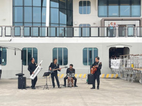  - Lần đầu tiên, du khách tàu biển quốc tế đến Hạ Long được chào đón bằng âm nhạc