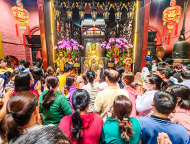  - ‘Biển người’ thành kính chen chân lễ Vía Ngọc Hoàng