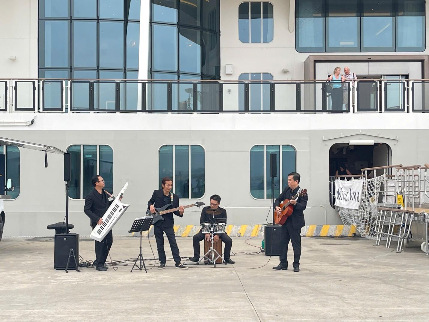 Lần đầu tiên, du khách tàu biển quốc tế đến Hạ Long được chào đón bằng âm nhạc - 1