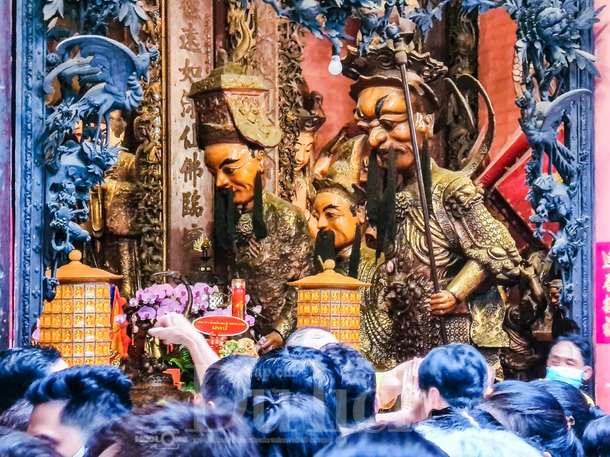 ‘Biển người’ thành kính chen chân lễ Vía Ngọc Hoàng - 15