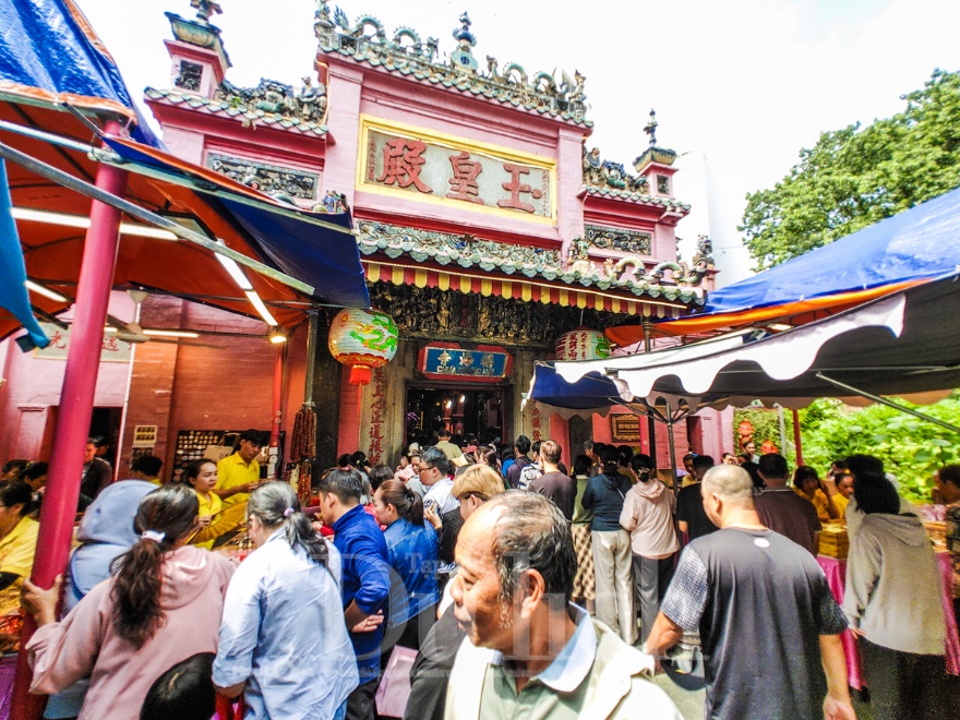 ‘Biển người’ thành kính chen chân lễ Vía Ngọc Hoàng - 5