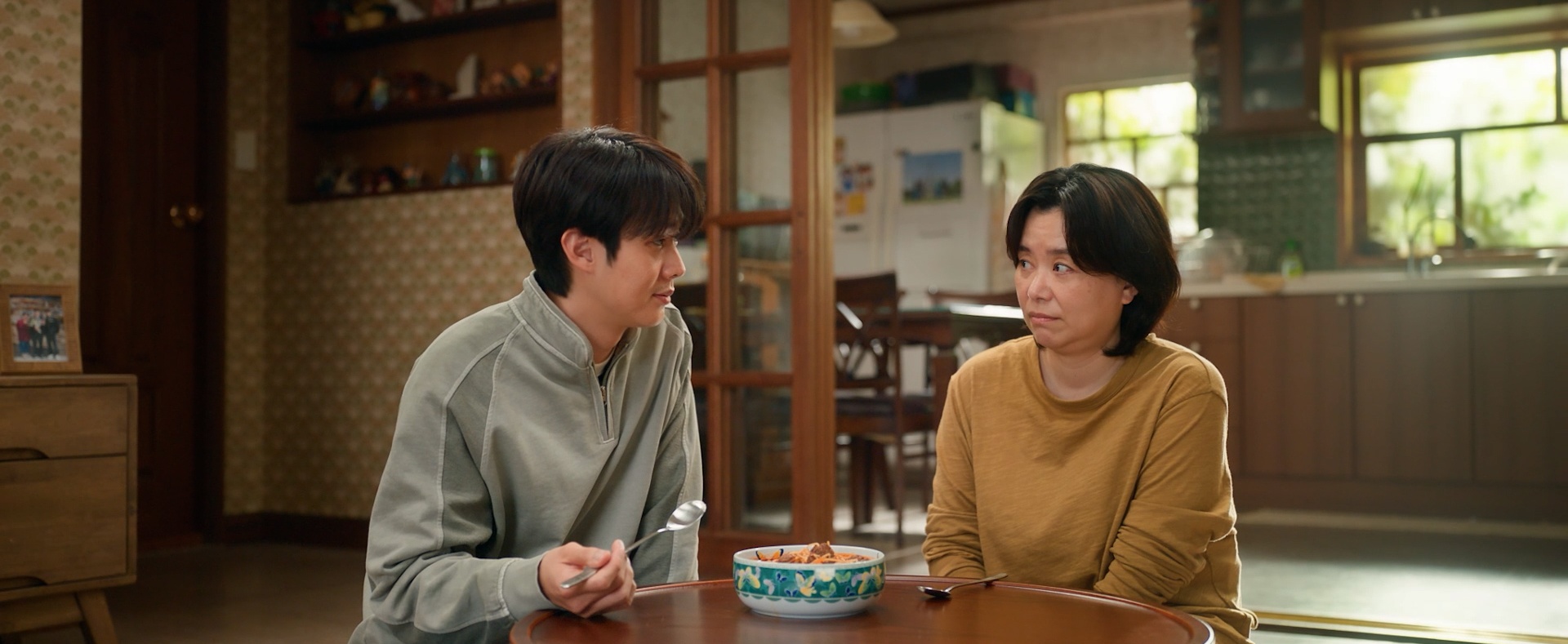 Đếm Ngày Xa Mẹ: Bộ phim cảm động về “bữa cơm mẹ nấu” từ diễn xuất của bộ đôi mẹ con “quốc dân” Choi Woo-sik và Jang Hye-jin - 2