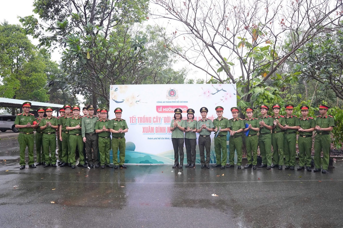 Công an TP.HCM ra quân trồng cây đầu xuân, lan tỏa tinh thần ‘vì môi trường xanh’ - 2