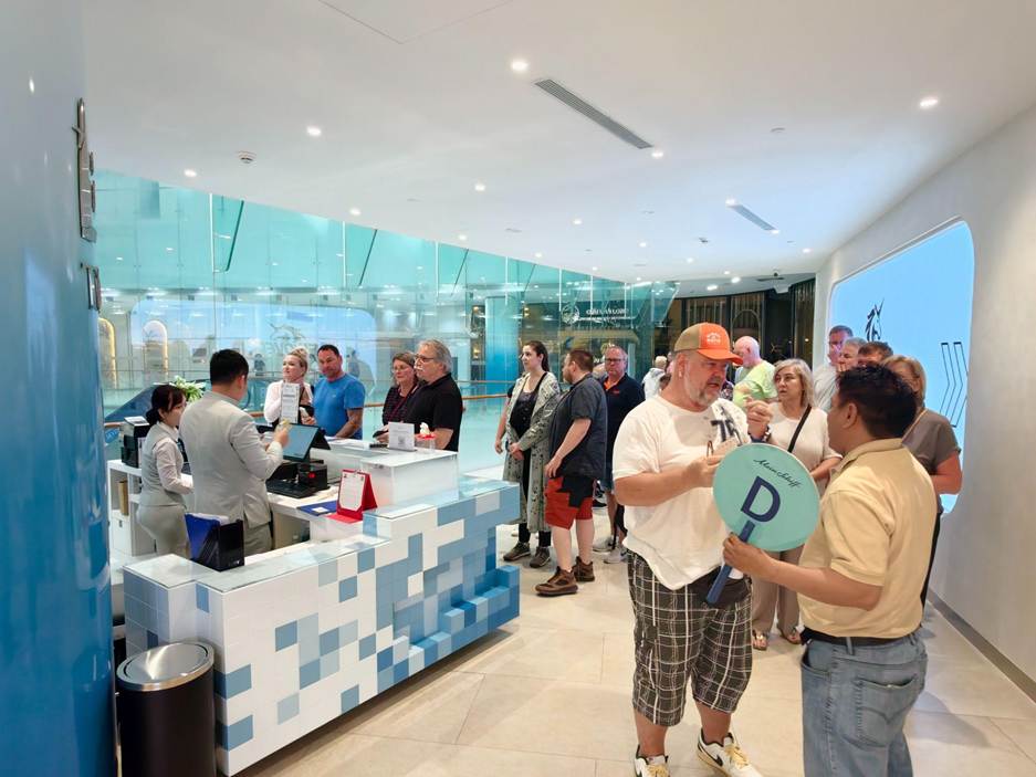 Gần 1.000 du khách quốc tế từ siêu tàu biển Mein Schiff thăm Saigon Skydeck - 2