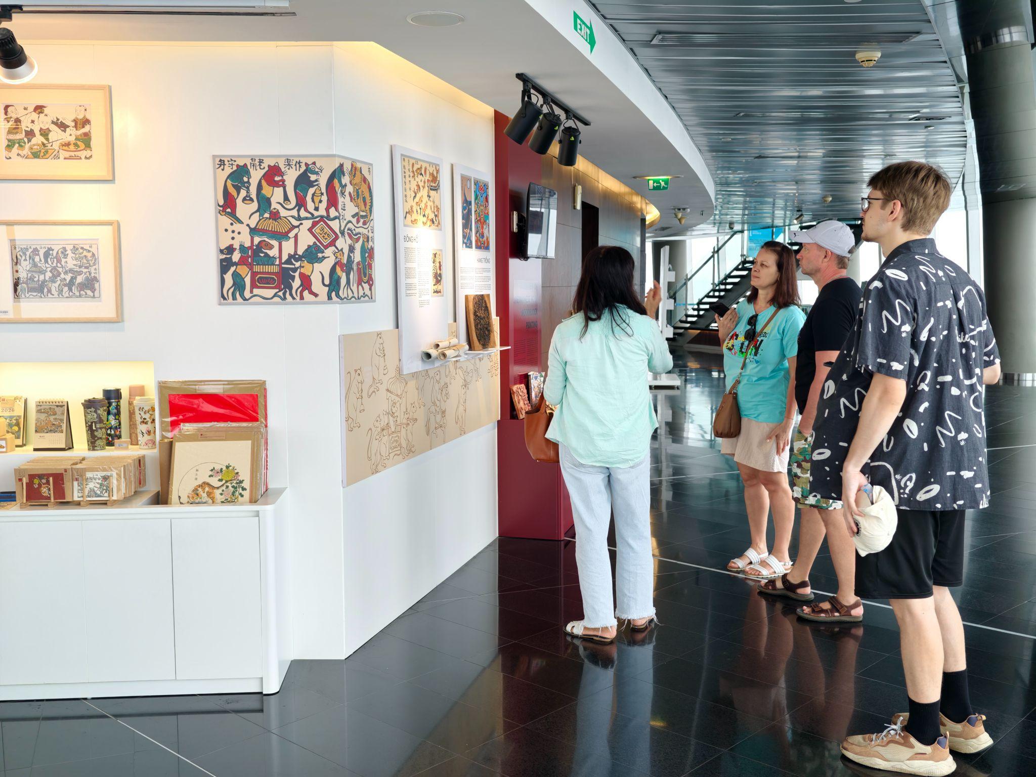 Gần 1.000 du khách quốc tế từ siêu tàu biển Mein Schiff thăm Saigon Skydeck - 4