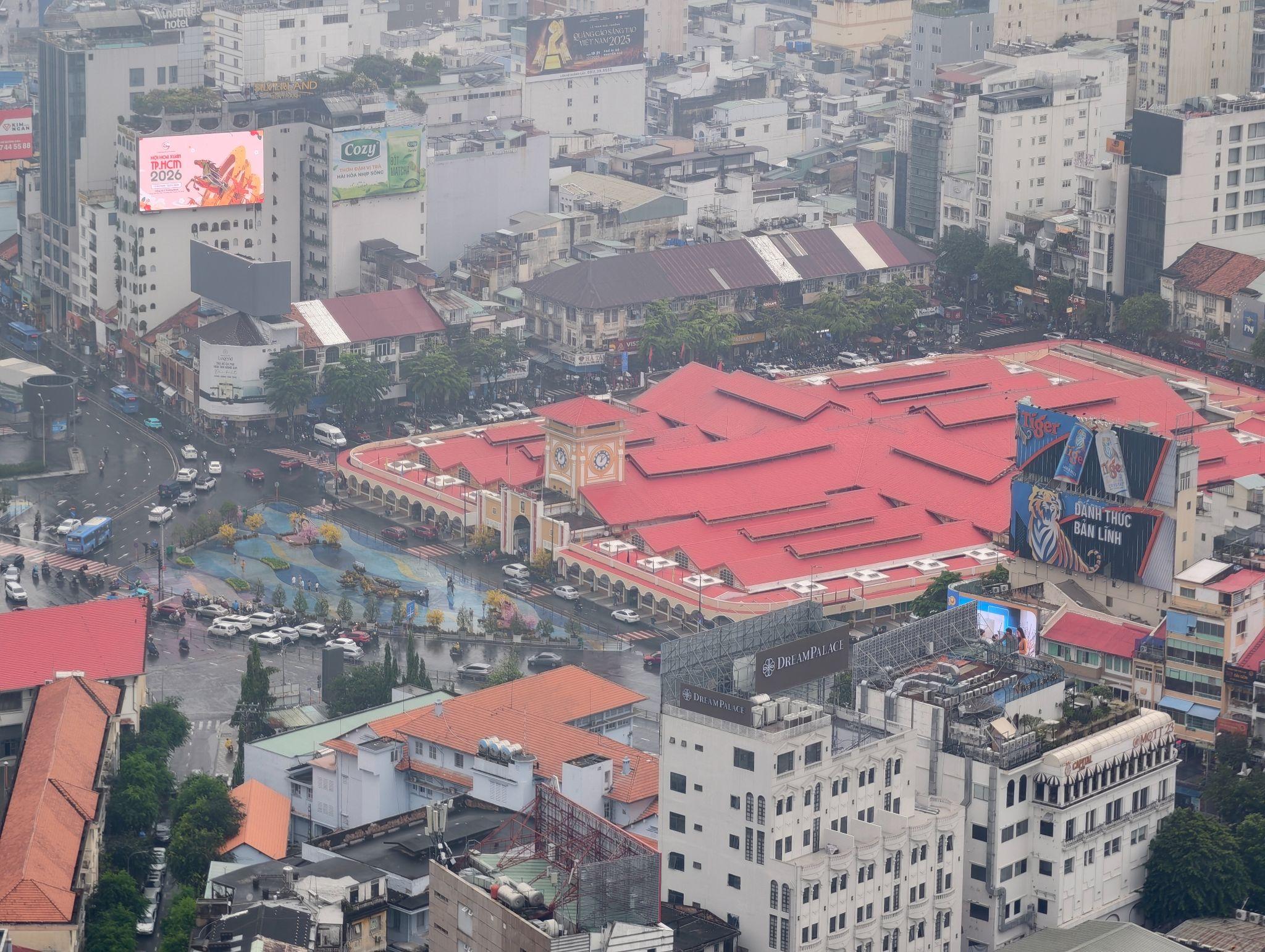 Gần 1.000 du khách quốc tế từ siêu tàu biển Mein Schiff thăm Saigon Skydeck - 7