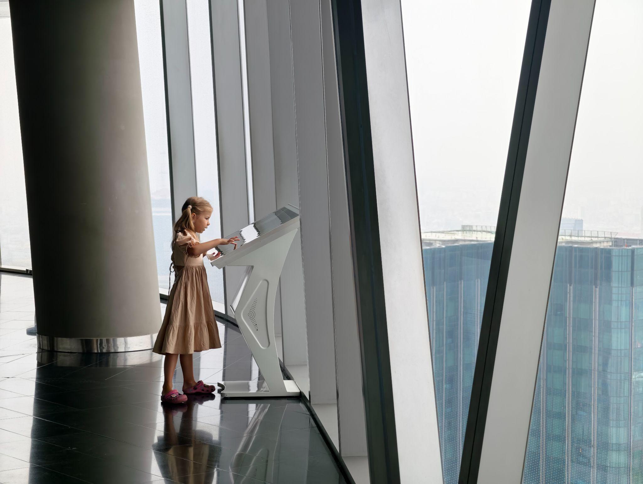 Gần 1.000 du khách quốc tế từ siêu tàu biển Mein Schiff thăm Saigon Skydeck - 8