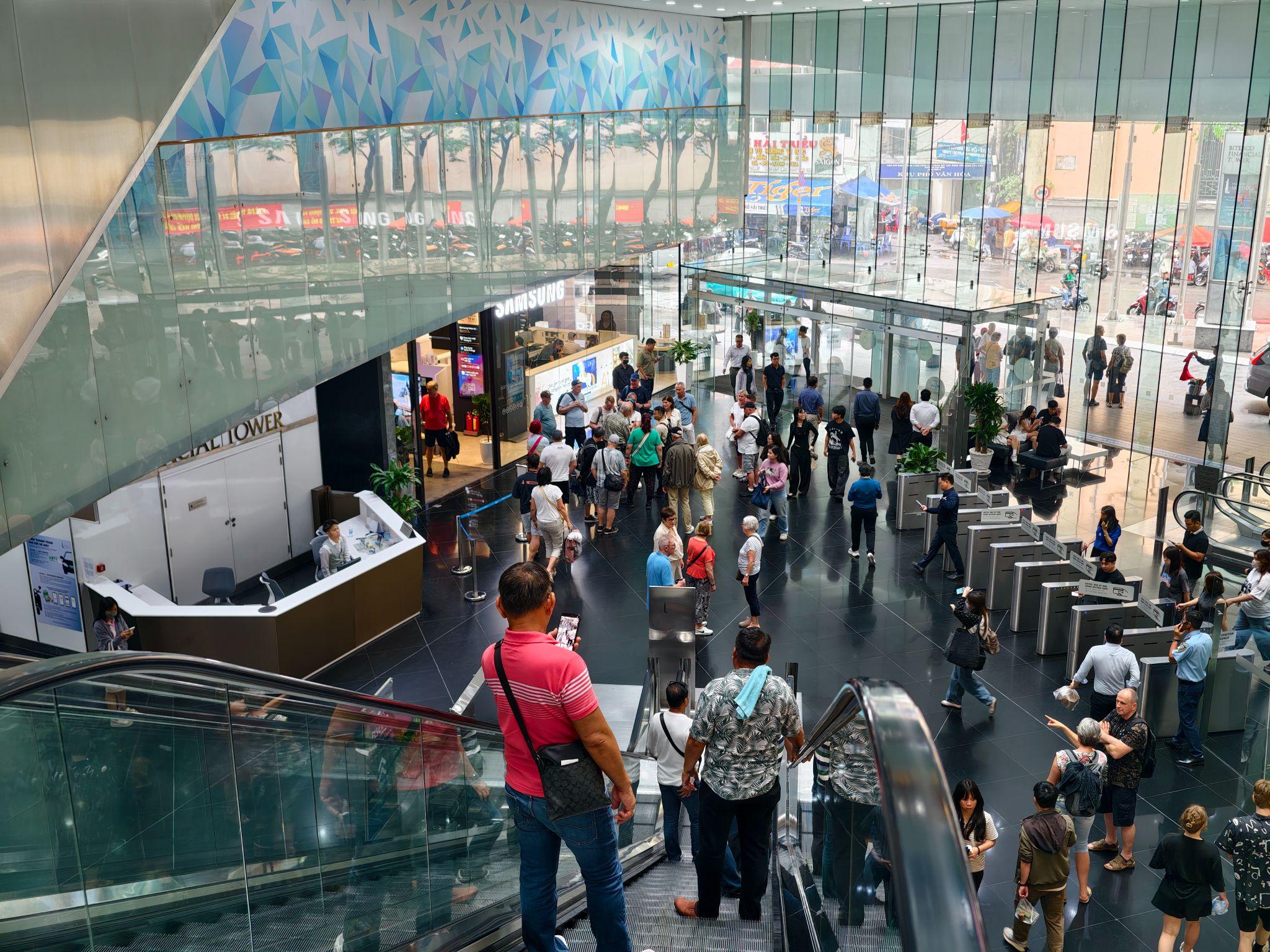 Gần 1.000 du khách quốc tế từ siêu tàu biển Mein Schiff thăm Saigon Skydeck - 10