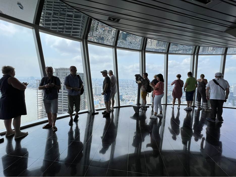 Gần 1.000 du khách quốc tế từ siêu tàu biển Mein Schiff thăm Saigon Skydeck - 11