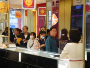 Ngày vía Thần Tài, người dân TP.HCM xếp hàng dài mua vàng