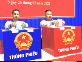  - Bầu cử sớm trên biển tại Vùng 2 Hải quân