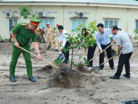  - Công an TP.HCM ra quân trồng cây đầu xuân, lan tỏa tinh thần ‘vì môi trường xanh’