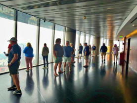  - Gần 1.000 du khách quốc tế từ siêu tàu biển Mein Schiff thăm Saigon Skydeck