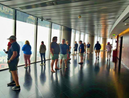 Gần 1.000 du khách quốc tế từ siêu tàu biển Mein Schiff thăm Saigon Skydeck