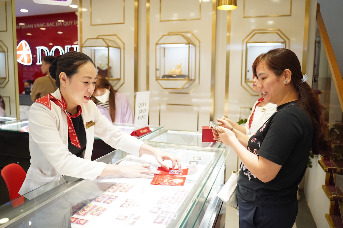 Ngày vía Thần Tài, người dân TP.HCM xếp hàng dài mua vàng - 2