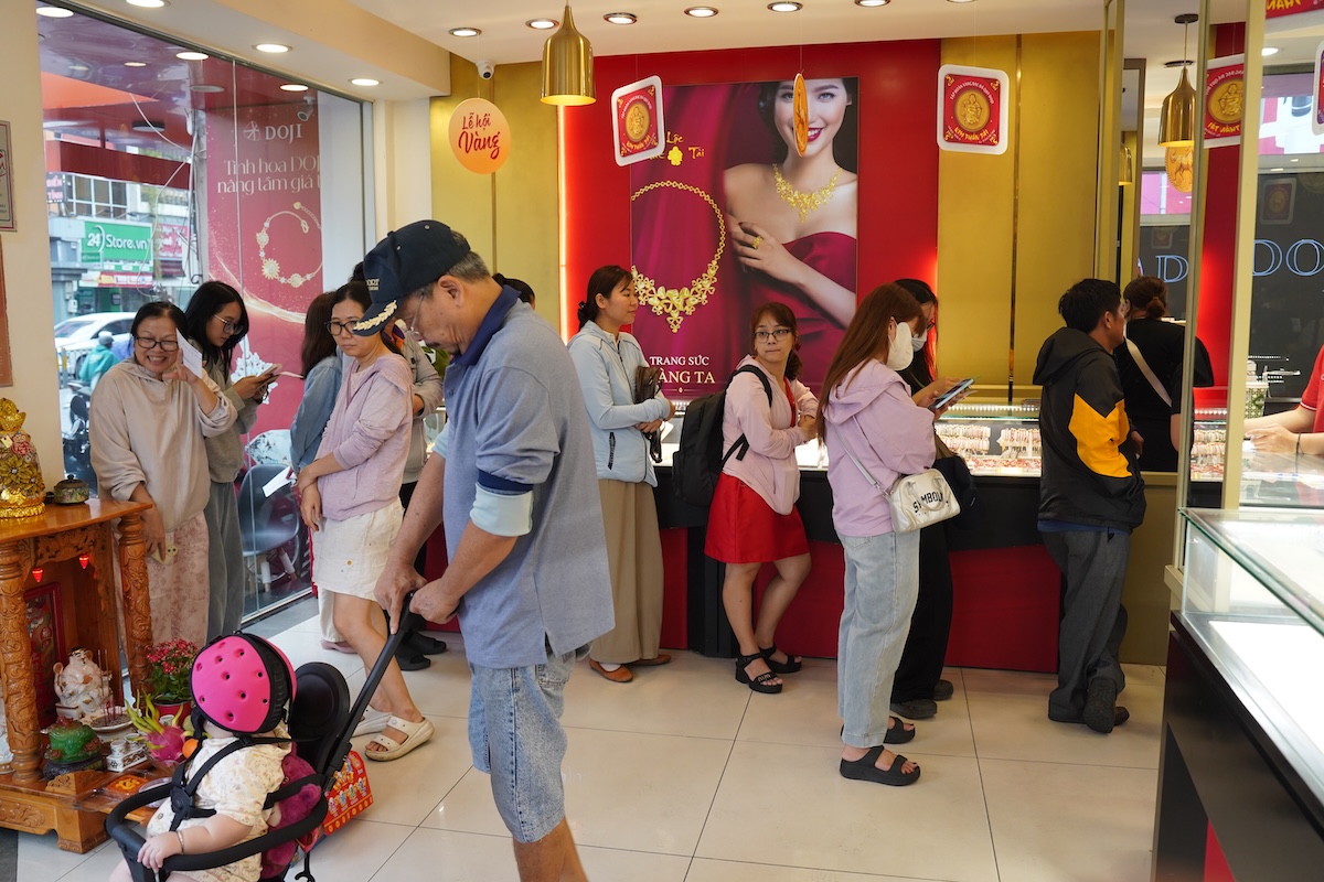 Ngày vía Thần Tài, người dân TP.HCM xếp hàng dài mua vàng - 3