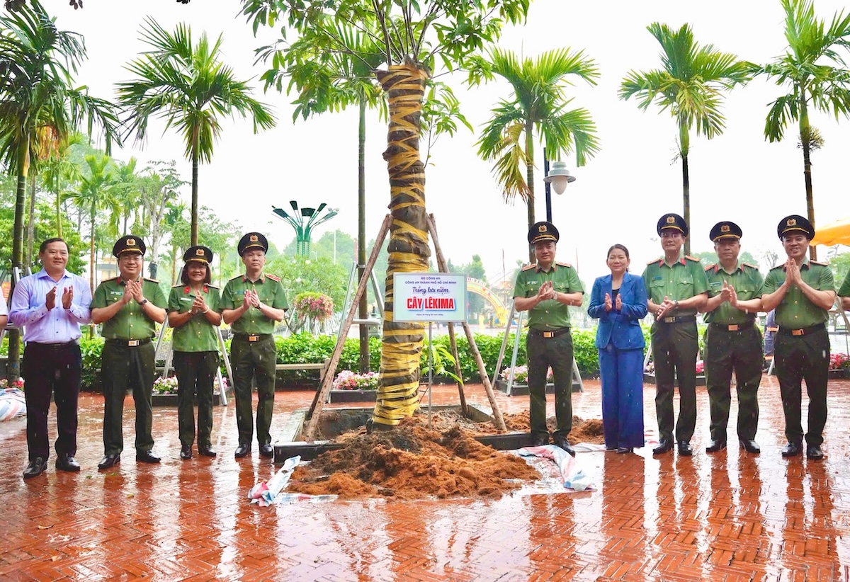 Công an TP.HCM ra quân trồng cây đầu xuân, lan tỏa tinh thần ‘vì môi trường xanh’ - 4