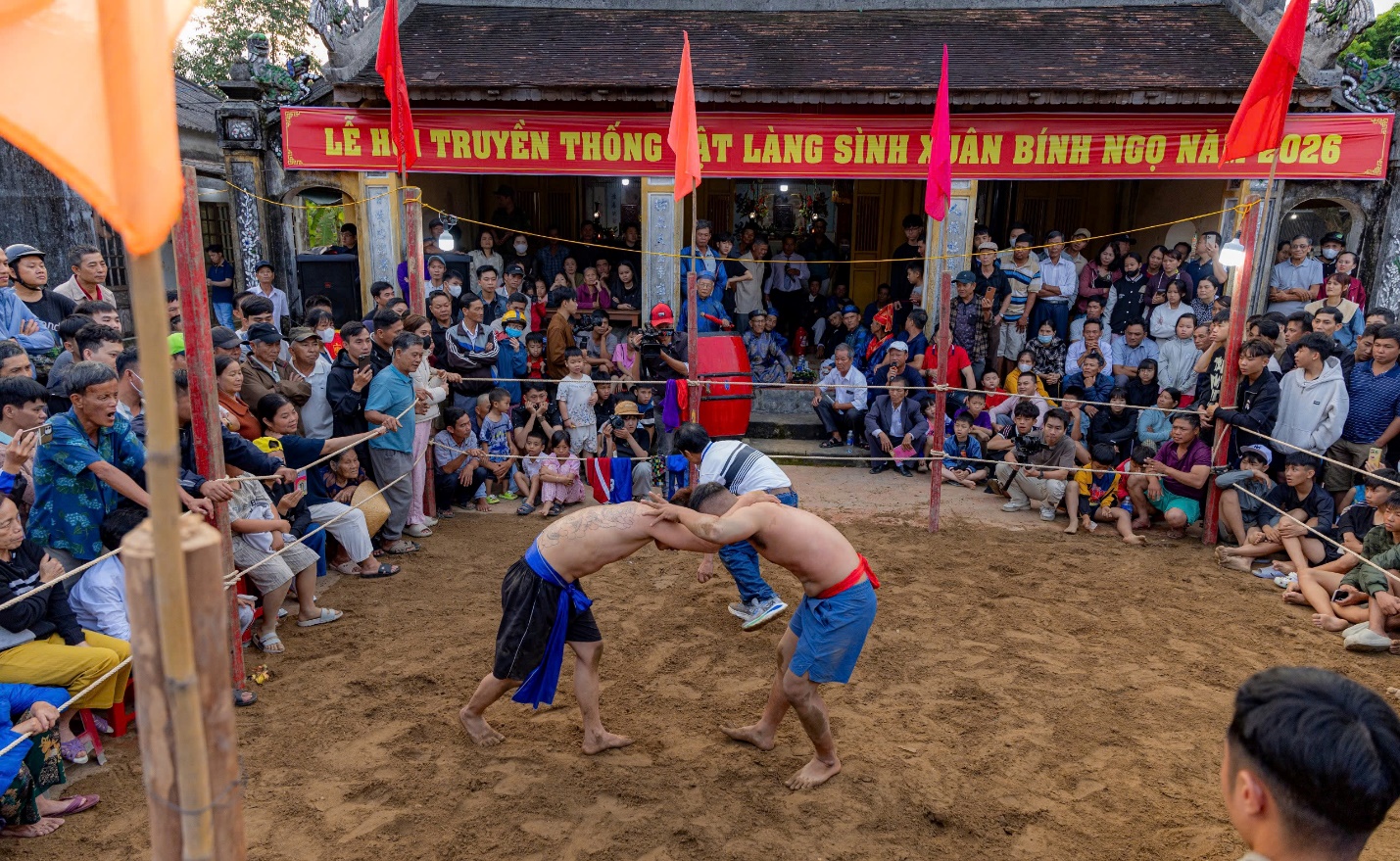 Mồng 10 Tết, về làng Sình xem hội vật - 9