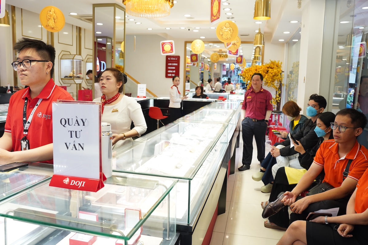 Ngày vía Thần Tài, người dân TP.HCM xếp hàng dài mua vàng - 6