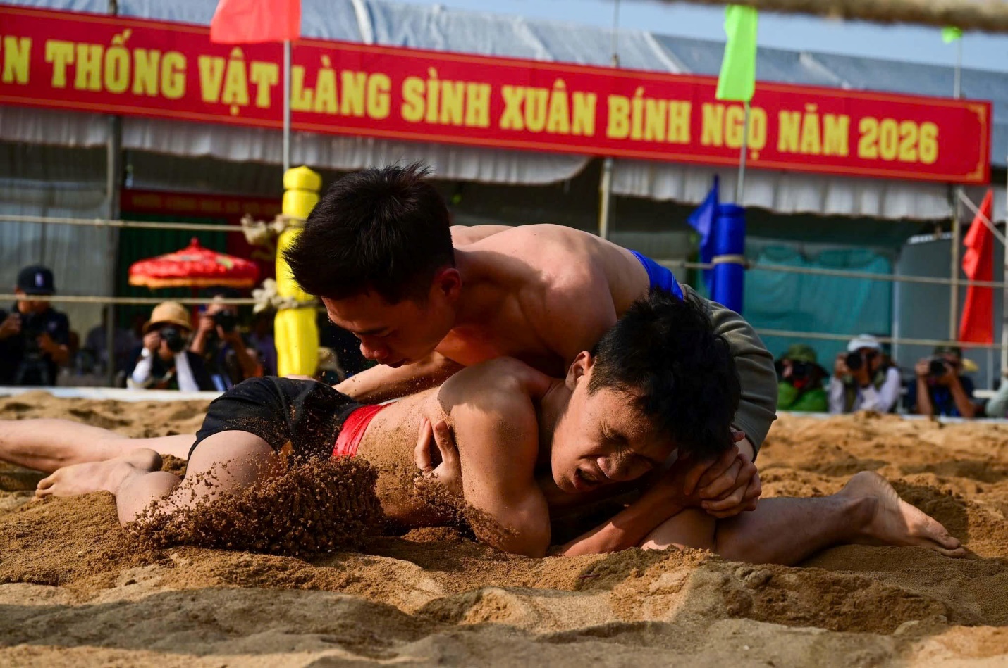 Mồng 10 Tết, về làng Sình xem hội vật - 15