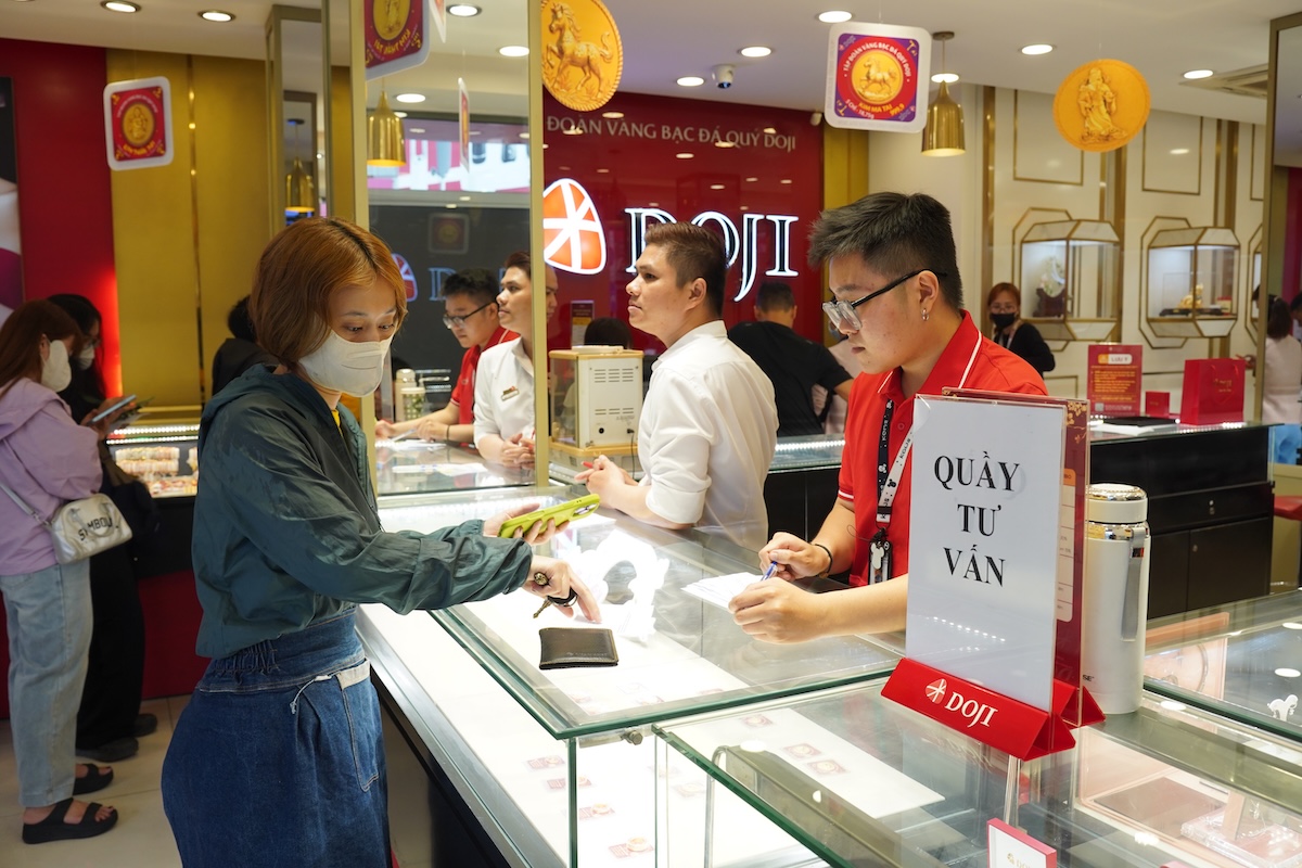 Ngày vía Thần Tài, người dân TP.HCM xếp hàng dài mua vàng - 7