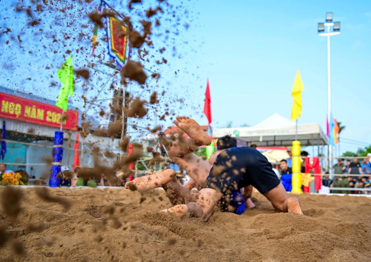 Mồng 10 Tết, về làng Sình xem hội vật - 16