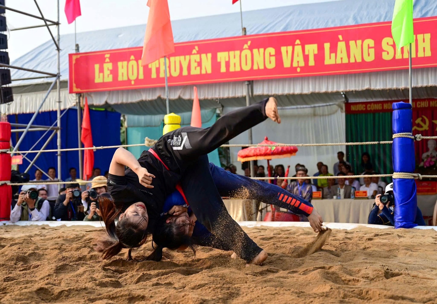 Mồng 10 Tết, về làng Sình xem hội vật - 11