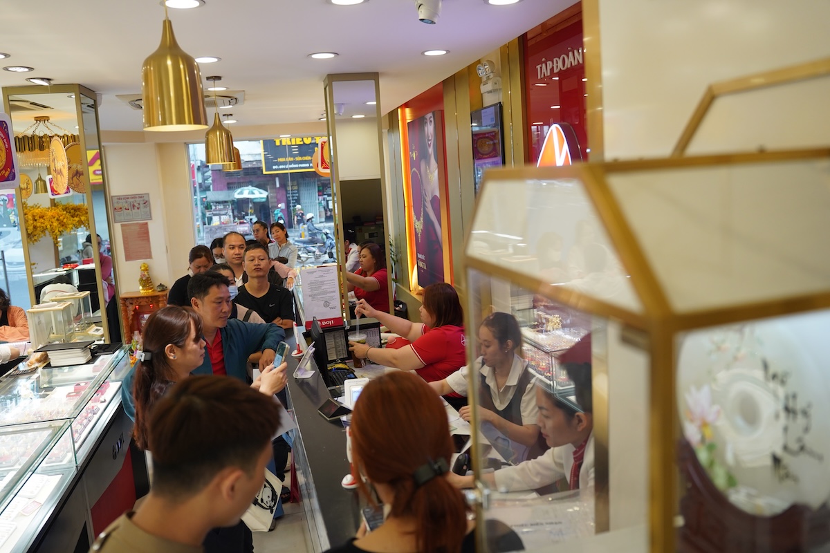 Ngày vía Thần Tài, người dân TP.HCM xếp hàng dài mua vàng - 9