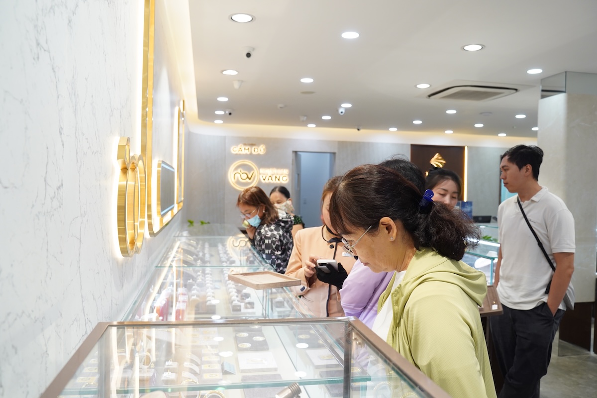 Ngày vía Thần Tài, người dân TP.HCM xếp hàng dài mua vàng - 10