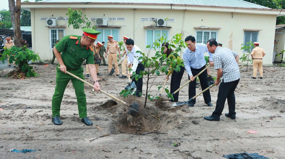Công an TP.HCM ra quân trồng cây đầu xuân, lan tỏa tinh thần ‘vì môi trường xanh’ - 6